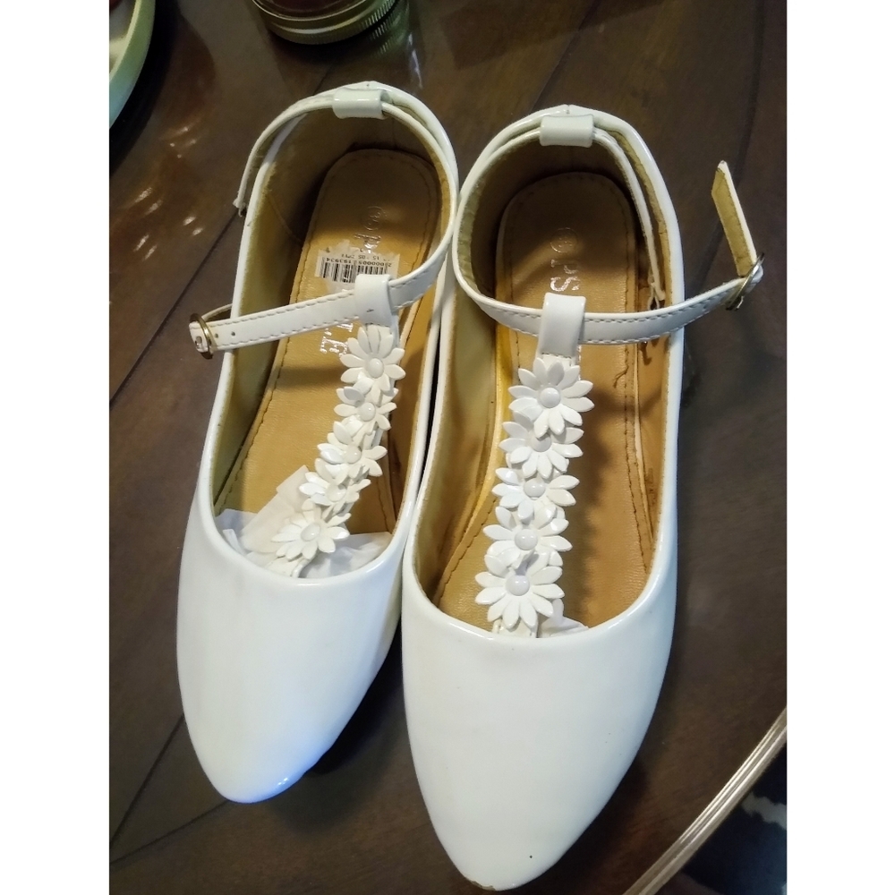 Flat shoes with flower strap